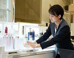 美容部員の仕事風景です。 | アルビオン/ビューティアドバイザー | 株式会社アルビオン(愛知県名古屋市中区)の求人